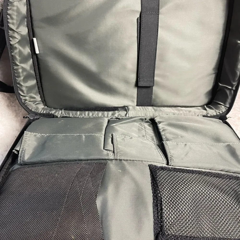 Targus Briefcase / laptop shoulder bag Black and gray Durable Nylon .